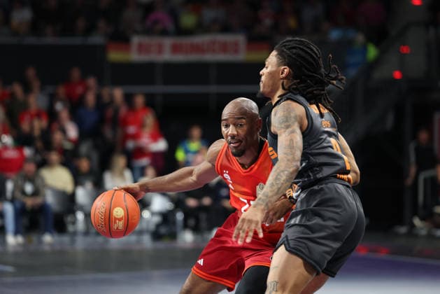 Isiaha Mike (FC Bayern Basketball, 22) mit Nike Sibande (Niners Chemnitz, 02), GER, FC Bayern Basketball vs. Niners Chemnitz, Basketball, easycredit Basketball Bundesliga, 29. Spieltag, Saison 2025 2026, 12.04.2026, GER, FC Bayern Basketball vs. Niners Chemnitz, Basketball, easycredit Basketball Bundesliga, 29. Spieltag, Saison 2025 2026, 12.04.2026 Muenchen Copyright: xEibner-Pressefoto JennixMaulx EP_JML