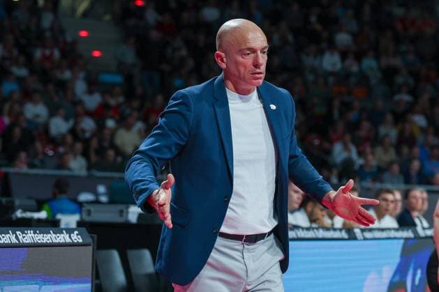 Head Coach Rodrigo Pastore (Niners Chemnitz) gestikuliert, FC Bayern Muenchen Basketball vs. Niners Chemnitz, easyCredit BBL, Basketball, Bundesliga, Maenner, Hauptrunde, 12. April 2026 Muenchen Bayern Deutschland