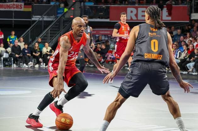 Isiaha Mike 22 (FC Bayern Muenchen Basketball) in Aktion gegen Kevin Yebo 0 (Niners Chemnitz), FC Bayern Muenchen Basketball vs. Niners Chemnitz, easyCredit BBL, Basketball, Bundesliga, Maenner, Hauptrunde, 12. April 2026 Muenchen Bayern Deutschland