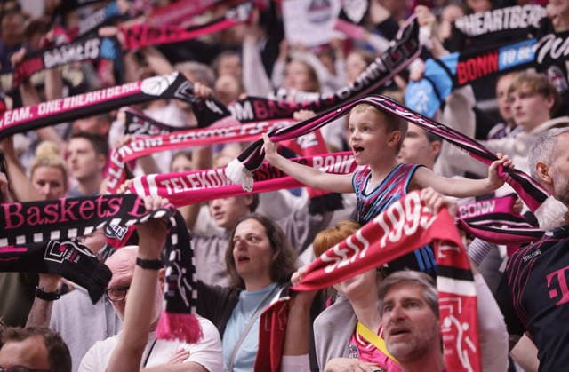 Fans mit Schals Telekom Baskets Bonn vs. Basketball Löwen (Loewen) Braunschweig 29. Speiltag - Saison 2025 26