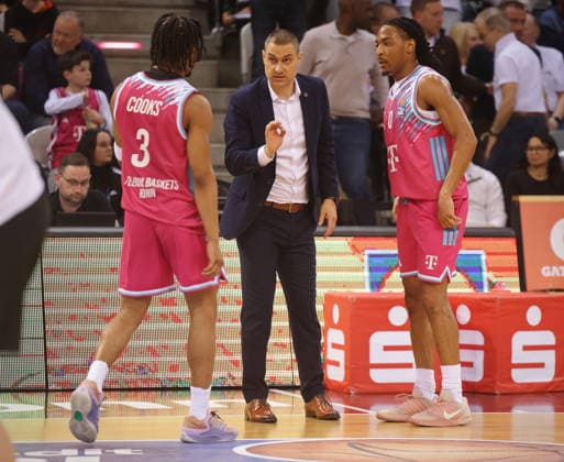 Trainer Marko Stankovic, Zachery Cooks, Jalen Finch Telekom Baskets Bonn vs. Basketball Löwen (Loewen) Braunschweig 29. Speiltag - Saison 2025 26