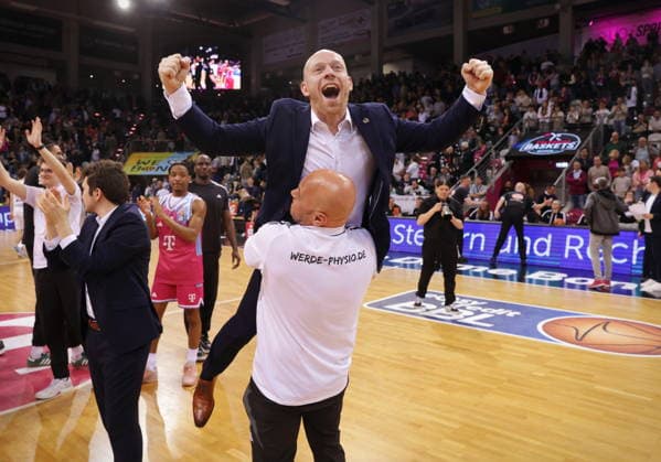 Co-Trainer Lionel Bosco, Physiotherapeut Bogdan Suciu Telekom Baskets Bonn nach Sieg vs. Basketball Löwen (Loewen) Braunschweig 29. Speiltag - Saison 2025 26