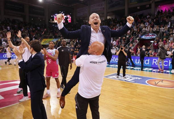 Co-Trainer Lionel Bosco, Physiotherapeut Bogdan Suciu Telekom Baskets Bonn nach Sieg vs. Basketball Löwen (Loewen) Braunschweig 29. Speiltag - Saison 2025 26