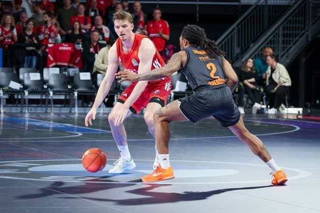 Justus Hollatz 21 (FC Bayern Muenchen Basketball) in Aktion gegen Nike Sibande 2 (Niners Chemnitz), FC Bayern Muenchen Basketball vs. Niners Chemnitz, easyCredit BBL, Basketball, Bundesliga, Maenner, Hauptrunde, 12. April 2026 Muenchen Bayern Deutschland