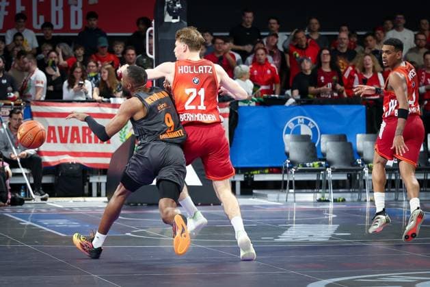 Justus Hollatz 21 (FC Bayern Muenchen Basketball) mit einem Foul an John Newmann III 9 (Niners Chemnitz), FC Bayern Muenchen Basketball vs. Niners Chemnitz, easyCredit BBL, Basketball, Bundesliga, Maenner, Hauptrunde, 12. April 2026 Muenchen Bayern Deutschland