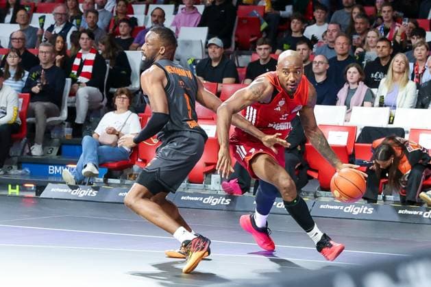 Isiaha Mike 22 (FC Bayern Muenchen Basketball), rechts, gegen John Newmann III 9 (Niners Chemnitz), FC Bayern Muenchen Basketball vs. Niners Chemnitz, easyCredit BBL, Basketball, Bundesliga, Maenner, Hauptrunde, 12. April 2026 Muenchen Bayern Deutschland