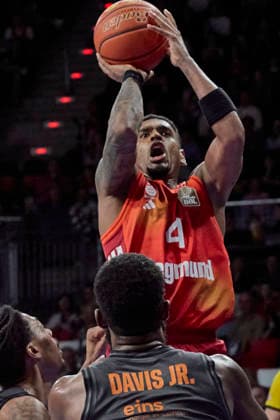 Deutsche Basketball Bundesliga (BBL), FC Bayern München Basketball vs NINERS Chemnitz, München FC Bayern Basketball, NINERS Chemnitz, 2026-04-12 in München (SAP Garden) RATHAN-MAYES Xavier (FC Bayern München Basketball Shooting Guard (SG) Nr4-FCBB4), DAVIS Corey (NINERS Chemnitz Point Guard (PG) Nr5-CHE5) sportworld München SAP Garden Bayern Deutschland