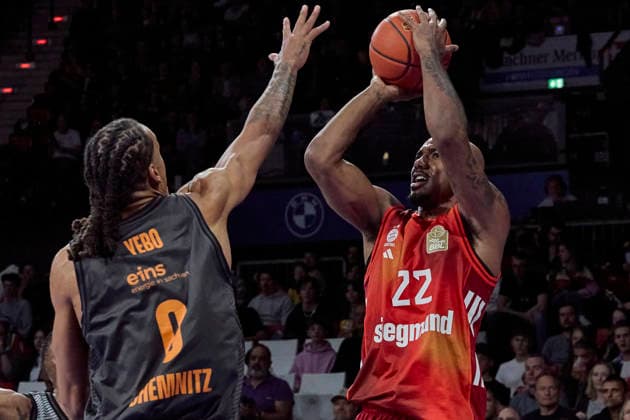 Deutsche Basketball Bundesliga (BBL), FC Bayern München Basketball vs NINERS Chemnitz, München FC Bayern Basketball, NINERS Chemnitz, 2026-04-12 in München (SAP Garden) MIKE Isiaha (FC Bayern München Basketball Power Forward (PF) Nr22-FCBB22), YEBO Kevin (NINERS Chemnitz Power Forward (PF) Nr0-CHE0) sportworld München SAP Garden Bayern Deutschland