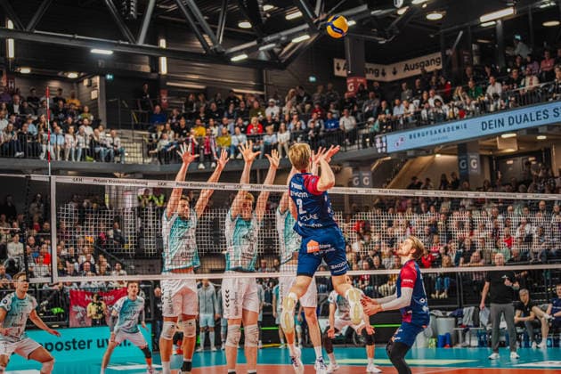Volleyball Herren Bundesliga Playoffs Halbfinale 2025 2026 SVG Lüneburg vs. SWD powervolleys Düren 12.04.2026 Daniel Gruvaeus ( 2 SVG Lüneburg) gegen den Dürener Dreierblock