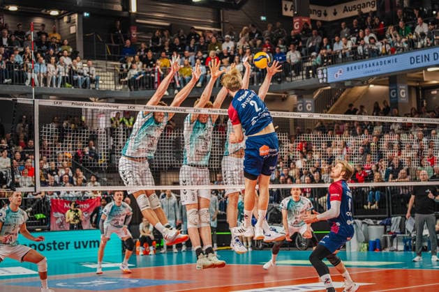 Volleyball Herren Bundesliga Playoffs Halbfinale 2025 2026 SVG Lüneburg vs. SWD powervolleys Düren 12.04.2026 Daniel Gruvaeus ( 2 SVG Lüneburg) gegen den Dürener Dreierblock