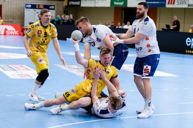 Krefeld, 12.04.2026, Handball, Herren, 2. Bundesliga, 27. Spieltag, 2025 2026: HSG Krefeld Niederrhein VFL Potsdam Niklas Ingenpaß (HSG Krefeld Niederrhein, 55) im Zweikampf Krefeld Glockenspitzhalle NRW Germany