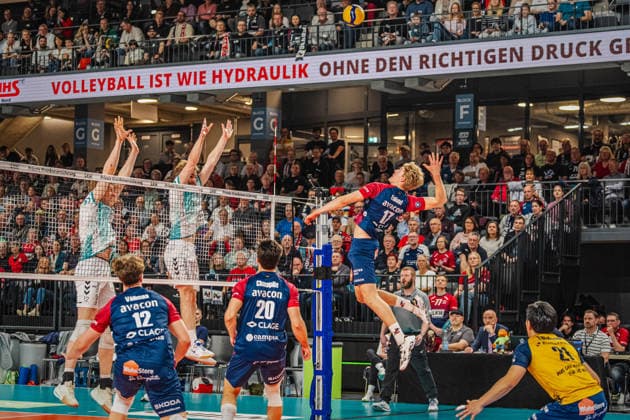 Volleyball Herren Bundesliga Playoffs Halbfinale 2025 2026 SVG Lüneburg vs. SWD powervolleys Düren 12.04.2026 Axel Enlund ( 17 SVG Lüneburg) gegen den Block von Siebe Korenblek ( 12 SWD powervolleys Düren) und Sjors Tijhuis ( 5 SWD powervolleys Düren)