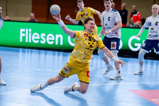 Krefeld, 12.04.2026, Handball, Herren, 2. Bundesliga, 27. Spieltag, 2025 2026: HSG Krefeld Niederrhein VFL Potsdam Niklas Ingenpaß (HSG Krefeld Niederrhein, 55) beim Torwurf Krefeld Glockenspitzhalle NRW Germany