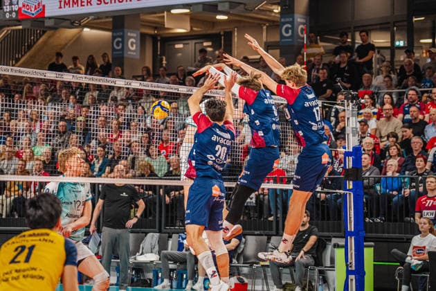 Volleyball Herren Bundesliga Playoffs Halbfinale 2025 2026 SVG Lüneburg vs. SWD powervolleys Düren 12.04.2026 Sjors Tijhuis ( 5 SWD powervolleys Düren) wird von Ethan Champlin ( 20 SVG Lüneburg), Jackson Howe ( 6 SVG Lüneburg) und Axel Enlund ( 17 SVG Lüneburg) geblockt