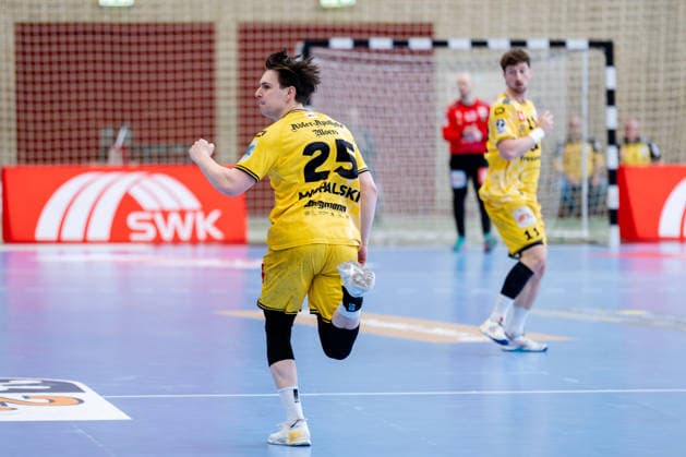 Krefeld, 12.04.2026, Handball, Herren, 2. Bundesliga, 27. Spieltag, 2025 2026: HSG Krefeld Niederrhein VFL Potsdam Niklas Michalski (HSG Krefeld Niederrhein, 25) jubelt nach einem Treffer Krefeld Glockenspitzhalle NRW Germany