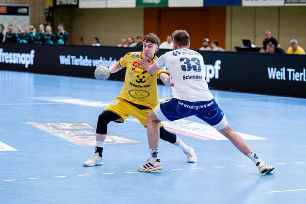 Krefeld, 12.04.2026, Handball, Herren, 2. Bundesliga, 27. Spieltag, 2025 2026: HSG Krefeld Niederrhein VFL Potsdam Marvin Kix (HSG Krefeld Niederrhein, 7) im Zweikampf mit Tim Niclas Schröder (VfL Potsdam, 33) Krefeld Glockenspitzhalle NRW Germany