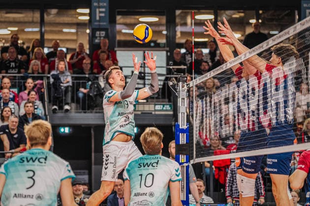 Volleyball Herren Bundesliga Playoffs Halbfinale 2025 2026 SVG Lüneburg vs. SWD powervolleys Düren 12.04.2026 Ryan Poole ( 19 SWD powervolleys Düren) pritscht den Ball in den Lüneburger Block
