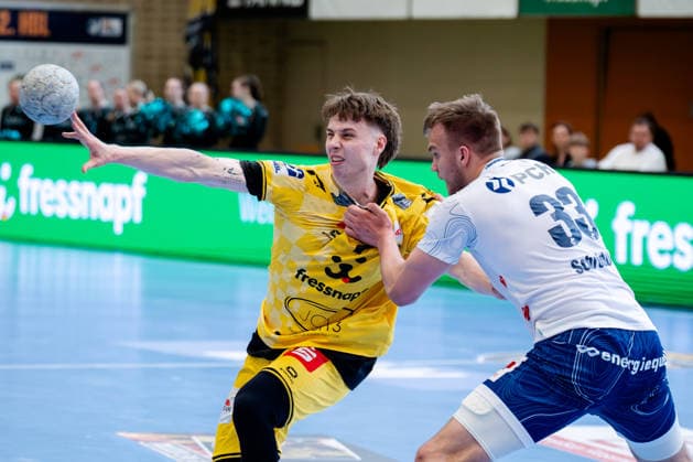 Krefeld, 12.04.2026, Handball, Herren, 2. Bundesliga, 27. Spieltag, 2025 2026: HSG Krefeld Niederrhein VFL Potsdam Marvin Kix (HSG Krefeld Niederrhein, 7) im Zweikampf mit Tim Niclas Schröder (VfL Potsdam, 33) Krefeld Glockenspitzhalle NRW Germany