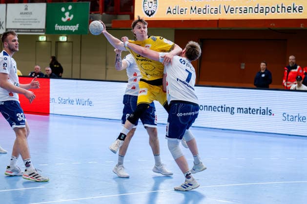 Krefeld, 12.04.2026, Handball, Herren, 2. Bundesliga, 27. Spieltag, 2025 2026: HSG Krefeld Niederrhein VFL Potsdam Marvin Kix (HSG Krefeld Niederrhein, 7) im Zweikampf mit Nicolas Paulnsteiner (VfL Potsdam, 7) Krefeld Glockenspitzhalle NRW Germany