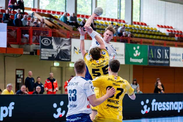 Krefeld, 12.04.2026, Handball, Herren, 2. Bundesliga, 27. Spieltag, 2025 2026: HSG Krefeld Niederrhein VFL Potsdam Dustin Kraus (VfL Potsdam, 47) beim Wurf aus dem Rückraum gegen den Block von Niklas Ingenpaß (HSG Krefeld Niederrhein, 55) Krefeld Glockenspitzhalle NRW Germany