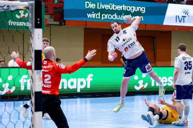 Krefeld, 12.04.2026, Handball, Herren, 2. Bundesliga, 27. Spieltag, 2025 2026: HSG Krefeld Niederrhein VFL Potsdam Jannek Klein (VfL Potsdam, 17) beim Torwurf gegen Pau Guitart (HSG Krefeld Niederrhein Niederrhein, 12) Krefeld Glockenspitzhalle NRW Germany