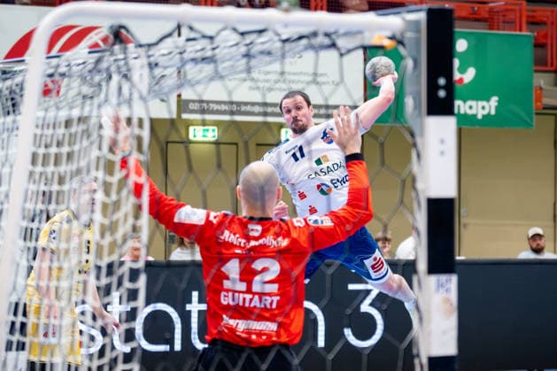 Krefeld, 12.04.2026, Handball, Herren, 2. Bundesliga, 27. Spieltag, 2025 2026: HSG Krefeld Niederrhein VFL Potsdam Jannek Klein (VfL Potsdam, 17) beim Torwurf gegen Pau Guitart (HSG Krefeld Niederrhein Niederrhein, 12) Krefeld Glockenspitzhalle NRW Germany