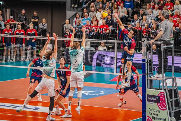 Volleyball Herren Bundesliga Playoffs Halbfinale 2025 2026 SVG Lüneburg vs. SWD powervolleys Düren 12.04.2026 Ethan Champlin ( 20 SVG Lüneburg) gegen den Block von Siebe Korenblek ( 12 SWD powervolleys Düren) und Joris Berkout ( 3 SWD powervolleys Düren)