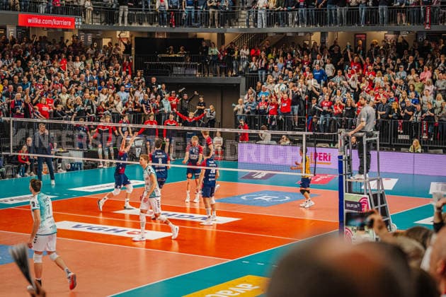 Volleyball Herren Bundesliga Playoffs Halbfinale 2025 2026 SVG Lüneburg vs. SWD powervolleys Düren 12.04.2026 Die LKH Arena bejubelt den ersten Satzgewinn