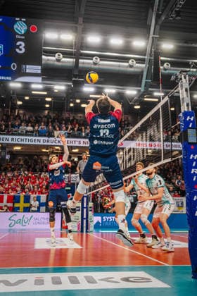 Volleyball Herren Bundesliga Playoffs Halbfinale 2025 2026 SVG Lüneburg vs. SWD powervolleys Düren 12.04.2026 Santeri Välimaa ( 12 SVG Lüneburg) spielt den Ball im Sprung nach hinten zu