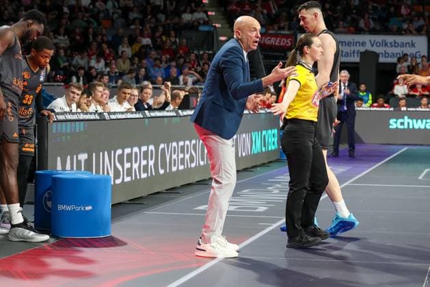 Head Coach Rodrigo Pastore (Niners Chemnitz) unzufrieden mit Entscheidungen des Schiedsrichterteams, FC Bayern Muenchen Basketball vs. Niners Chemnitz, easyCredit BBL, Basketball, Bundesliga, Maenner, Hauptrunde, 12. April 2026 Muenchen Bayern Deutschland