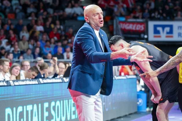 Head Coach Rodrigo Pastore (Niners Chemnitz) gestikuliert, Emotion, FC Bayern Muenchen Basketball vs. Niners Chemnitz, easyCredit BBL, Basketball, Bundesliga, Maenner, Hauptrunde, 12. April 2026 Muenchen Bayern Deutschland