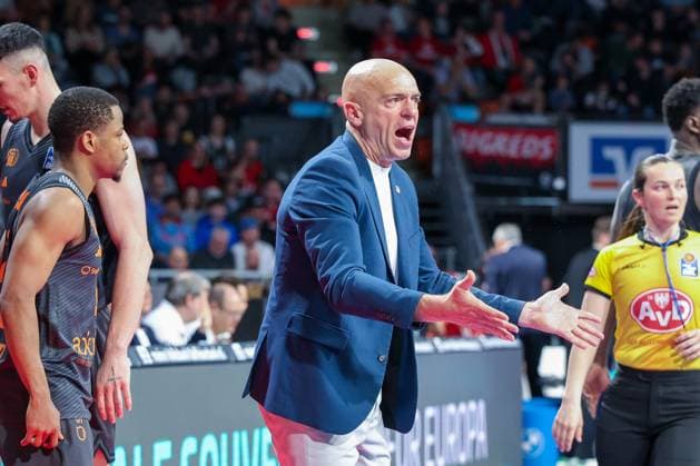 Head Coach Rodrigo Pastore (Niners Chemnitz) gestikuliert, Emotion, FC Bayern Muenchen Basketball vs. Niners Chemnitz, easyCredit BBL, Basketball, Bundesliga, Maenner, Hauptrunde, 12. April 2026 Muenchen Bayern Deutschland