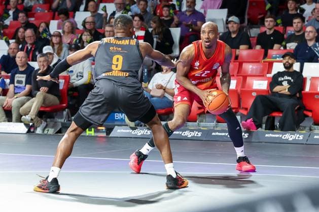Isiaha Mike 22 (FC Bayern Muenchen Basketball), rechts, gegen John Newmann III 9 (Niners Chemnitz), FC Bayern Muenchen Basketball vs. Niners Chemnitz, easyCredit BBL, Basketball, Bundesliga, Maenner, Hauptrunde, 12. April 2026 Muenchen Bayern Deutschland