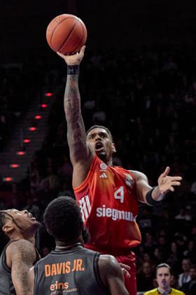 Deutsche Basketball Bundesliga (BBL), FC Bayern München Basketball vs NINERS Chemnitz, München FC Bayern Basketball, NINERS Chemnitz, 2026-04-12 in München (SAP Garden) RATHAN-MAYES Xavier (FC Bayern München Basketball Shooting Guard (SG) Nr4-FCBB4), DAVIS Corey (NINERS Chemnitz Point Guard (PG) Nr5-CHE5) sportworld München SAP Garden Bayern Deutschland
