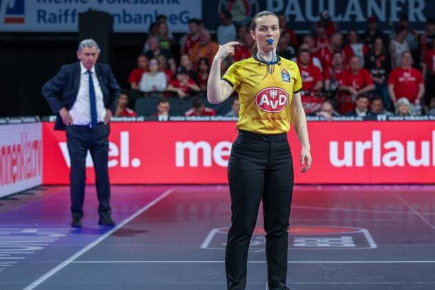 Referee gestikuliert, FC Bayern Muenchen Basketball vs. Niners Chemnitz, easyCredit BBL, Basketball, Bundesliga, Maenner, Hauptrunde, 12. April 2026 Muenchen Bayern Deutschland