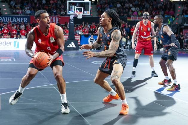 links nach rechts: Xavier Rathan-Mayes 4 (FC Bayern Muenchen Basketball) in Aktion gegen Nike Sibande 2 (Niners Chemnitz), FC Bayern Muenchen Basketball vs. Niners Chemnitz, easyCredit BBL, Basketball, Bundesliga, Maenner, Hauptrunde, 12. April 2026 Muenchen Bayern Deutschland