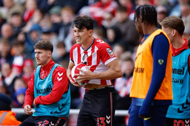 Sunderland v Tottenham Hotspur, Premier League Luke O™Nien of Sunderland drys the ball to take a long throw during the Sunderland v Tottenham Hotspur Premier League match at the Stadium of Light, Sunderland, England on 12 April 2026 Credit: Craig Cowan Every Second Media Editorial use only. All images are copyright Every Second Media Limited. No images may be reproduced without prior permission. All rights reserved. Premier League and Football League images are subject to licensing agreements with Football DataCo Limited. see https: www.football-dataco.com Copyright: xIMAGO EveryxSecondxMediax ESM-1907-0100 CraigxCowanx xEveryxSecondxMediax