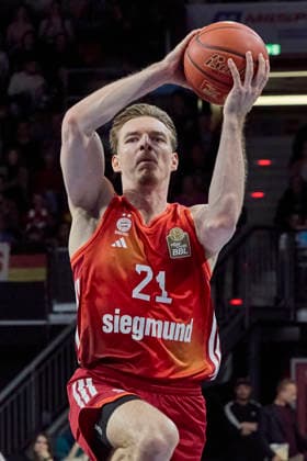 Deutsche Basketball Bundesliga (BBL), FC Bayern München Basketball vs NINERS Chemnitz, München FC Bayern Basketball, NINERS Chemnitz, 2026-04-12 in München (SAP Garden) HOLLATZ Justus (FC Bayern München Basketball Point Guard (PG) Nr21-FCBB21) sportworld München SAP Garden Bayern Deutschland