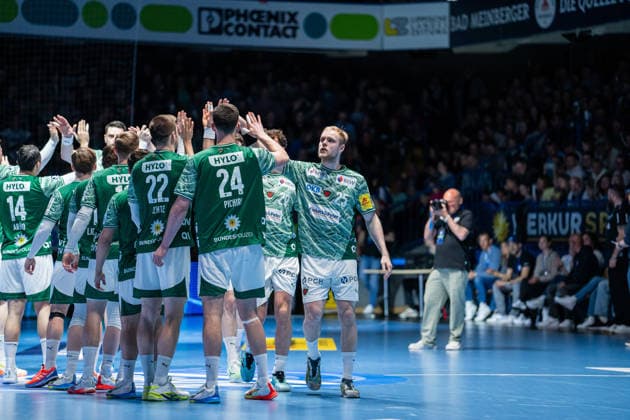 TBV Lemgo Lippe (GER) vs. Fuechse Berlin (GER), Handball, Daikin Handball Bundesliga, 28. Spieltag, 12.4.2026, Saision 2025 2026, Lemgo Die Spieler der Fuechse Berlin (GER) beim Einlaufen. Im Fokus: Matthes Langhoff (Fuechse Berlin, 25) Lemgo Phoenix Contact Arena Deutschland