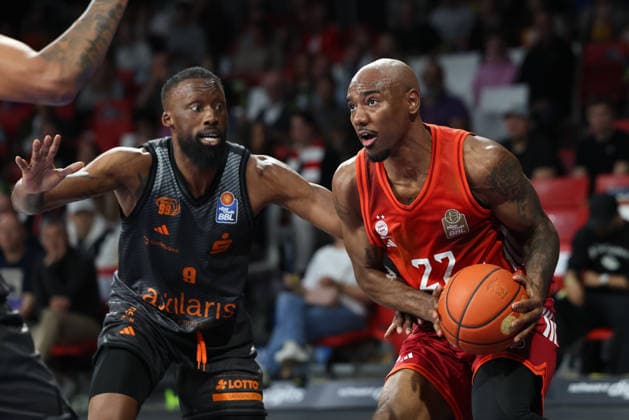 Isiaha Mike (FC Bayern Basketball, 22) mit John Newman III (Niners Chemnitz, 09), GER, FC Bayern Basketball vs. Niners Chemnitz, Basketball, easycredit Basketball Bundesliga, 29. Spieltag, Saison 2025 2026, 12.04.2026, GER, FC Bayern Basketball vs. Niners Chemnitz, Basketball, easycredit Basketball Bundesliga, 29. Spieltag, Saison 2025 2026, 12.04.2026 Muenchen Copyright: xEibner-Pressefoto JennixMaulx EP_JML