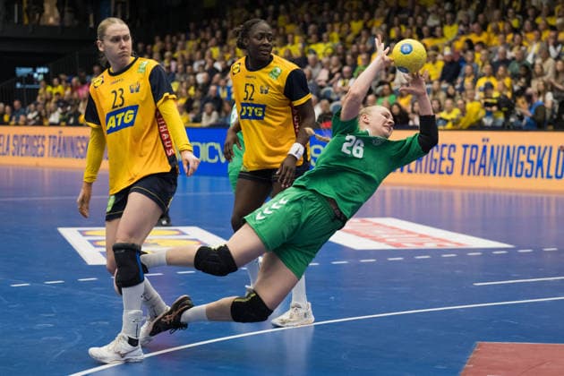 260412 Emma Lindqvist of Sweden and Rita Rakauskiene of Litauen during the women s EHF EURO Qualification, EM, Europameisterschaft handball match between Sweden and Lithuania on April 12, 2026 in Kosta. Photo: Suvad Mrkonjic BILDBYRAN COP 170 SM0457 handball handboll handball kval em em-kval qualification womens ehf euro qualification sverige sweden litauen lithuania dam bbeng sverige sweden Copyright: SUVADxMRKONJIC BB260412SM016