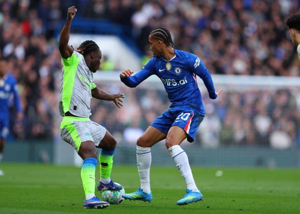 12th April 2026; Stamford Bridge, Chelsea, London, England: Premier League Football, Chelsea versus Manchester City; Joao Pedro of Chelsea under pressure from Jeremy Doku of Manchester City JPxFletcher