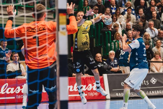 Christopher Rudeck (Bergischer HC, 01), Max Haefner (TVB Stuttgart, 03) beim Sprungwurf, Eloy Morante Maldonado (Bergischer HC, 33) kommt zu spaet Bergischer HC vs. TVB Stuttgart, Handball, Daikin 1.HBL, 28.Spieltag, Saison 2025 26, 12.04.2026, Bergischer HC vs. TVB Stuttgart, Handball, Daikin 1.HBL, 28.Spieltag, Saison 2025 26, 12.04.2026 Wuppertal Copyright: xEibner-Pressefoto LukasxBaldygax EP_LBA