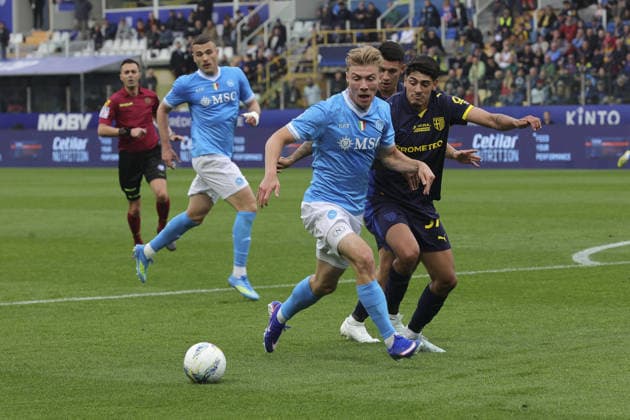 CALCIO - Serie A - Parma Calcio vs SSC Napoli Rasmus Hojlund of SSC Napoli battle for the ball with Mariano Troilo of Parma AC during Parma Calcio vs SSC Napoli, 32Â° Serie A Enilive 2025-26 game at New Balance Arena in Parma (PR), Italy, on April 12, 2026. Parma Italy  Copyright: xIPAxSport ABACAx