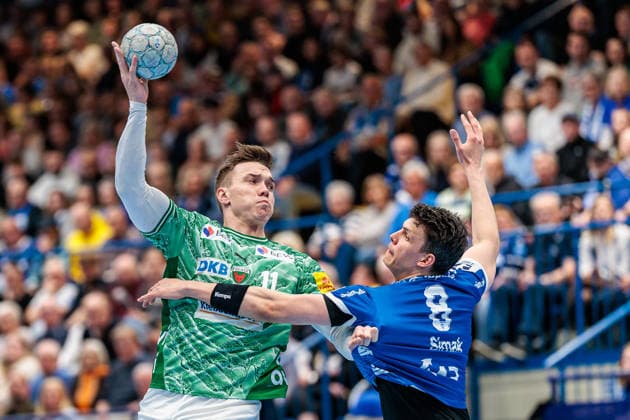 v.l. Lasse Bredekjaer Andersson (Fuechse Berlin, 11), Frederik Simak (TBV Lemgo Lippe, 08) GER, TBV Lemgo Lippe vs. Fuechse Berlin, Handball, 1. Bundesliga, 28. Spieltag, Spielzeit 2025 2026, 12.04.2026 GER, TBV Lemgo Lippe vs. Fuechse Berlin, Handball, 1. Bundesliga, 28. Spieltag, Spielzeit 2025 2026, 12.04.2026 Lemgo Copyright: xEibner-Pressefoto JanxRollingerx EP_JSK