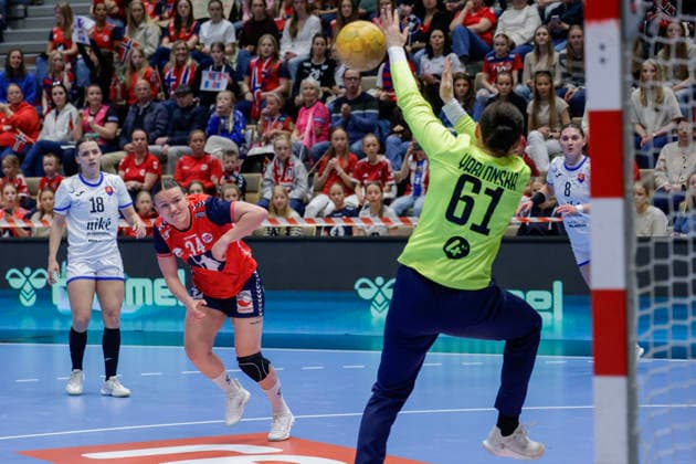 Handball, EHF EURO Cup Norway Slovakia Kristiansand 20260412 Norway s Anniken Wollik and Slovakia s Iryna Yablonska during the handball match in the EHF Euro Cup for women between Norway and Slovakia at Aquarama in Kristiansand Photo Tor Erik Schroder NTB Kristiansand Norway EDITORIAL USE ONLY RESTRICTED USE FOR BETTING COMPANIES  Copyright: xTorxErikxSchroderx xNTBx