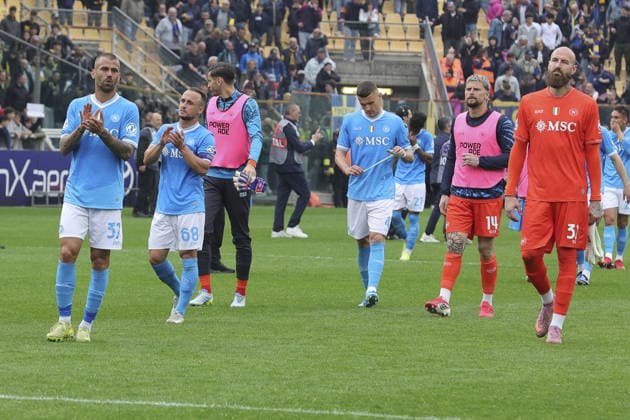 CALCIO - Serie A - Parma Calcio vs SSC Napoli napoli players applaud the fans following the final whistle during Parma Calcio vs SSC Napoli, 32Â° Serie A Enilive 2025-26 game at New Balance Arena in Parma (PR), Italy, on April 12, 2026. Parma Italy  Copyright: xIPAxSport ABACAx