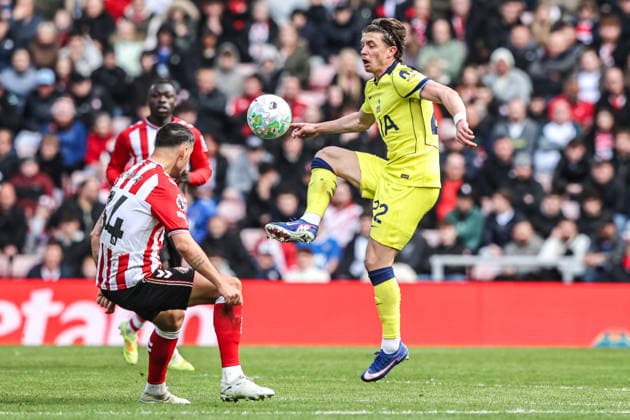 Premier League: Sunderland v Tottenham Hotspur Conor Gallagher of Tottenham Hotspur controls the ball during the Premier League match Sunderland vs Tottenham Hotspur at Stadium Of Light, Sunderland, United Kingdom on 12 April 2026 (Photo by Alfie Cosgrove News Images) Sunderland Stadium Of Light Tyne and Wear United Kingdom Copyright: xAlfiexCosgrove NewsxImagesx