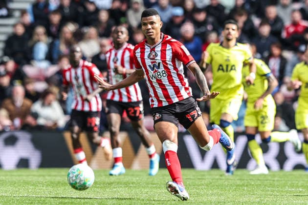 Premier League: Sunderland v Tottenham Hotspur Reinildo Mandava of Sunderland gives his team instructions during the Premier League match Sunderland vs Tottenham Hotspur at Stadium Of Light, Sunderland, United Kingdom on 12 April 2026 (Photo by Alfie Cosgrove News Images) Sunderland Stadium Of Light Tyne and Wear United Kingdom Copyright: xAlfiexCosgrove NewsxImagesx