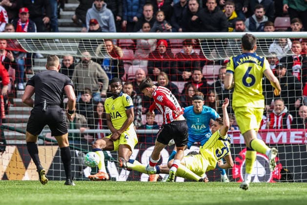 Premier League: Sunderland v Tottenham Hotspur Micky van de Ven of Tottenham Hotspur blocks a shot from Chris Rigg of Sunderland during the Premier League match Sunderland vs Tottenham Hotspur at Stadium Of Light, Sunderland, United Kingdom on 12 April 2026 (Photo by Alfie Cosgrove News Images) Sunderland Stadium Of Light Tyne and Wear United Kingdom Copyright: xAlfiexCosgrove NewsxImagesx